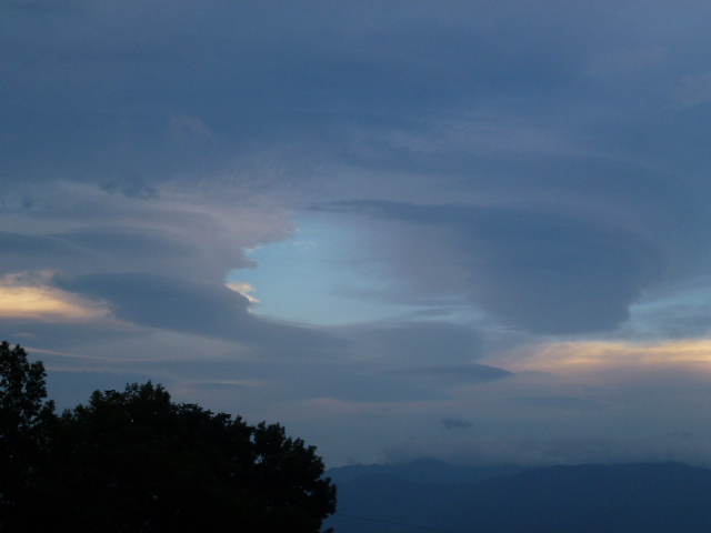 No.10098-1 地震雲