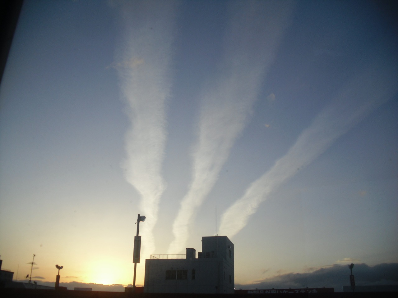 No.22392-1 地震雲