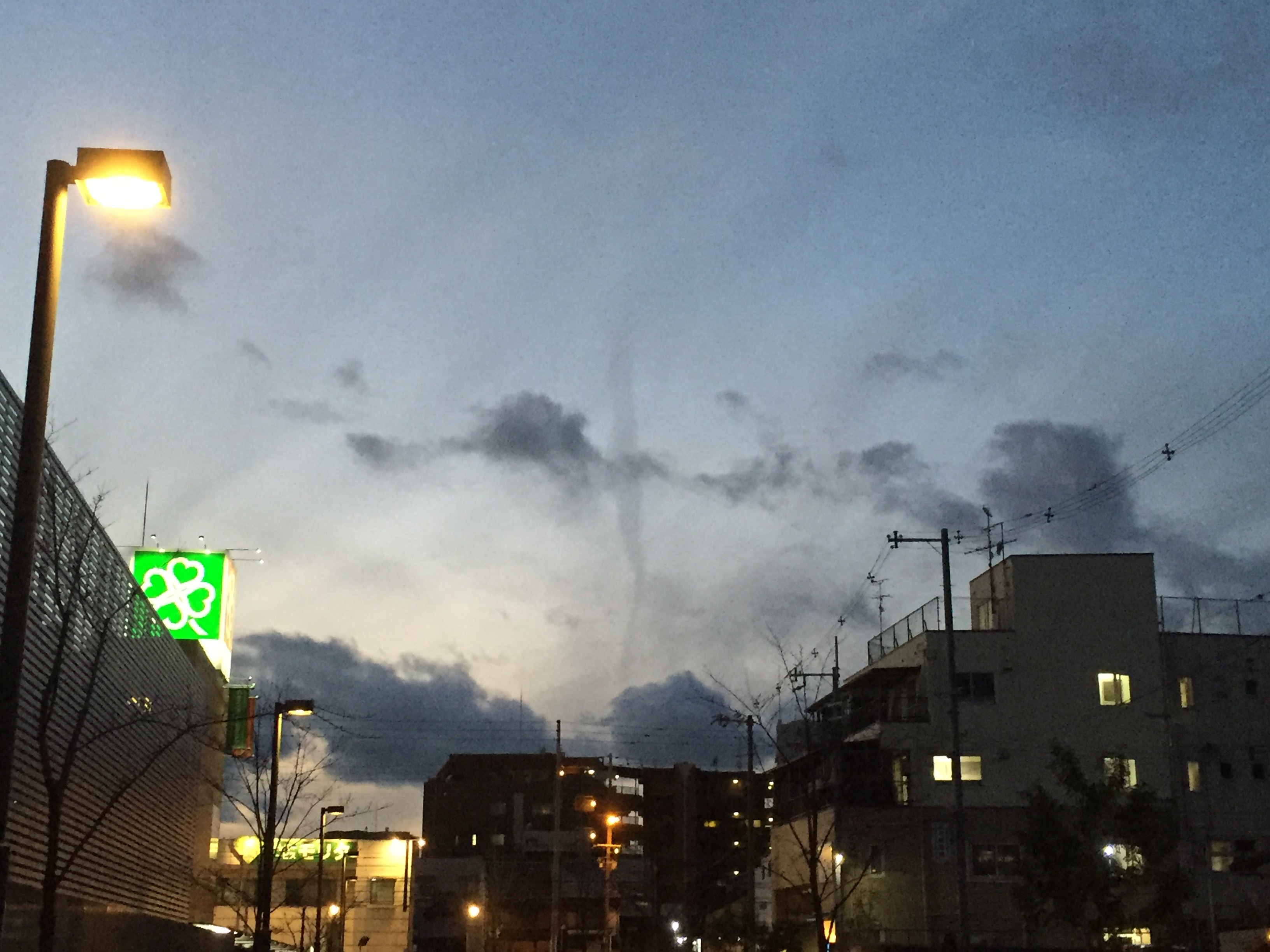 No.28356-1 地震雲